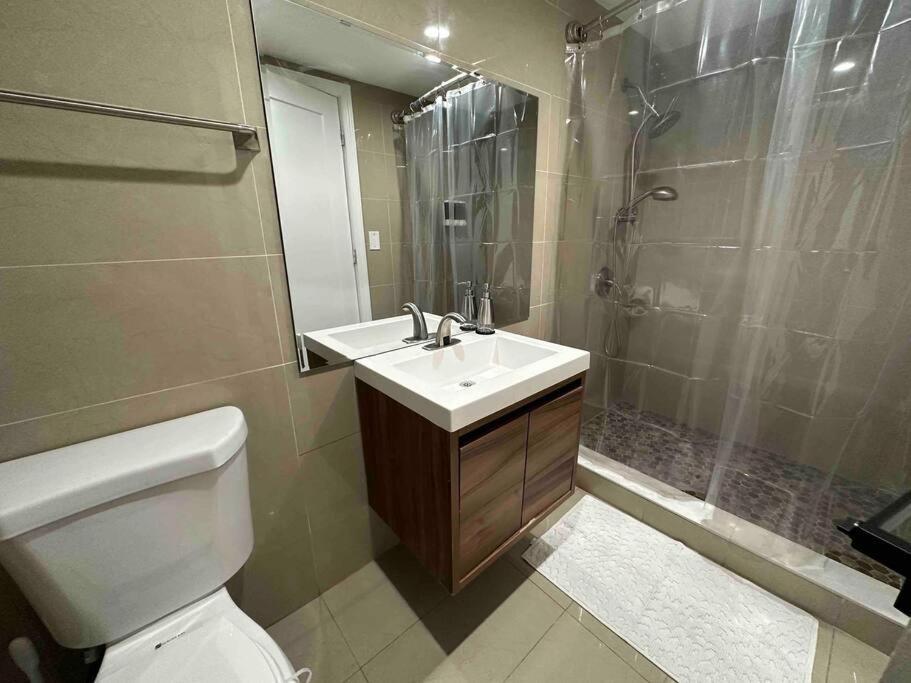 Spacious 3br Detach House W/parking In Quiet Area Ferienhaus